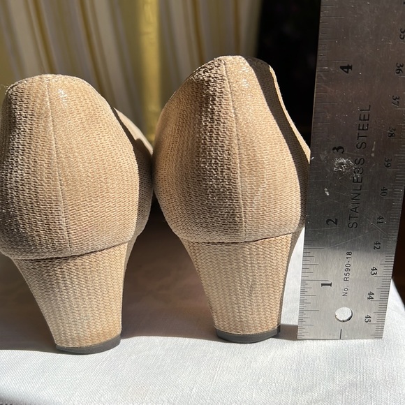 Ferragamo Beige Subtle Shimmer Low Pumps Sz 8AA EUC - Picture 7 of 13